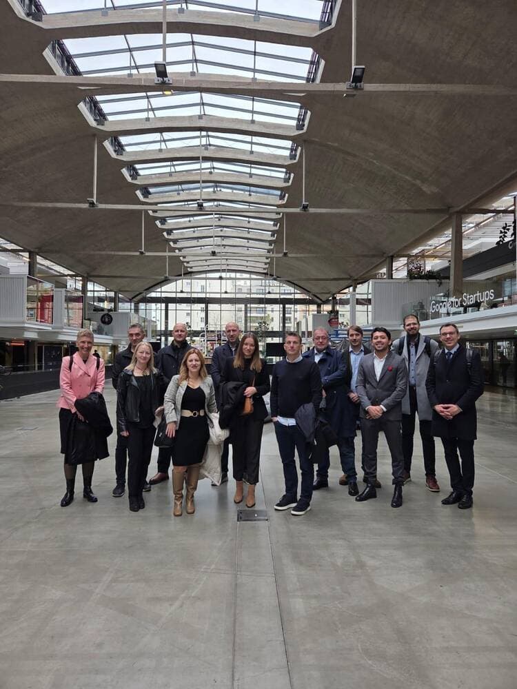 Delegation group photo - vertical